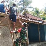 Babinsa Giripeni Gotong Royong Bongkar Rumah Warga Penerima Bantuan ALADIN