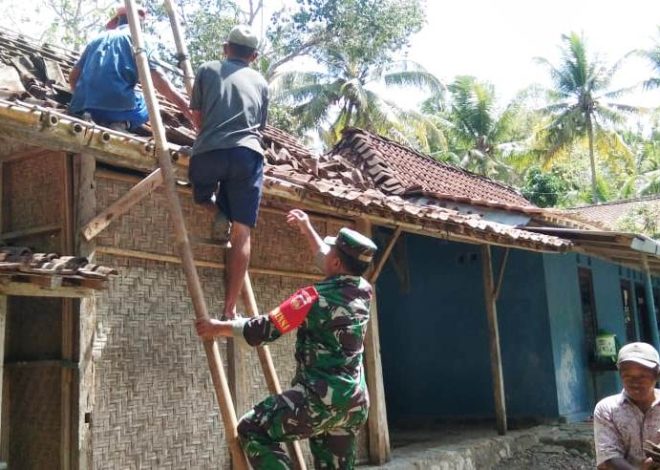 Babinsa Giripeni Gotong Royong Bongkar Rumah Warga Penerima Bantuan ALADIN