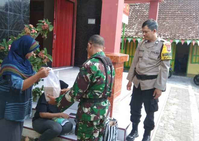 Babinsa Giripeni Dampingi Pemberian Makanan Tambahan Bagi Balita