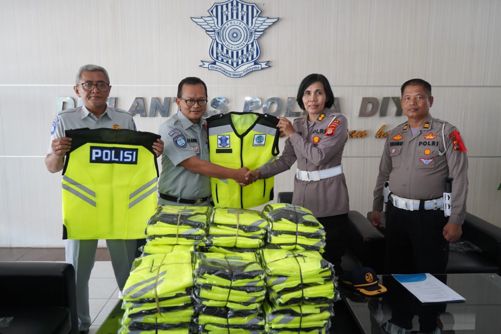 Jasa Raharja Serahkan Sarana Pencegahan Kecelakaan 75 Rompi Untuk Anggota Polisi Dalam Pam Operasi Lilin Progo 2023