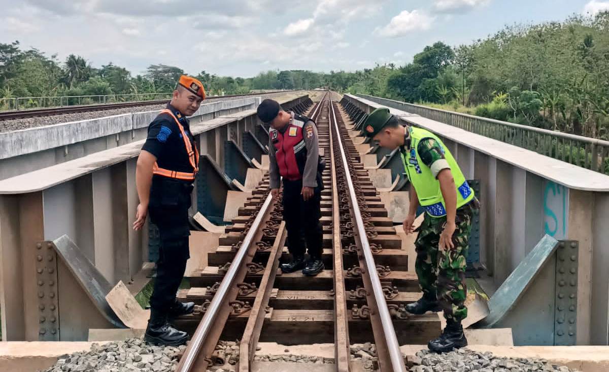 Anggota Koramil Wates Pantau Situasi Area Stasiun Wates