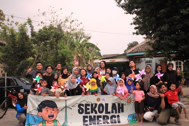 Program Sekolah Energi Dewan Energi Mahasiswa (DEM) UGM Ajak Anak-anak Kenali Pentingnya Energi