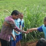 Wakil Bupati Gunungkidul Tanam Benih Kacang Panjang bersama murid SD Gunung Gambar