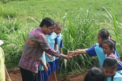 Wakil Bupati Gunungkidul Tanam Benih Kacang Panjang bersama murid SD Gunung Gambar