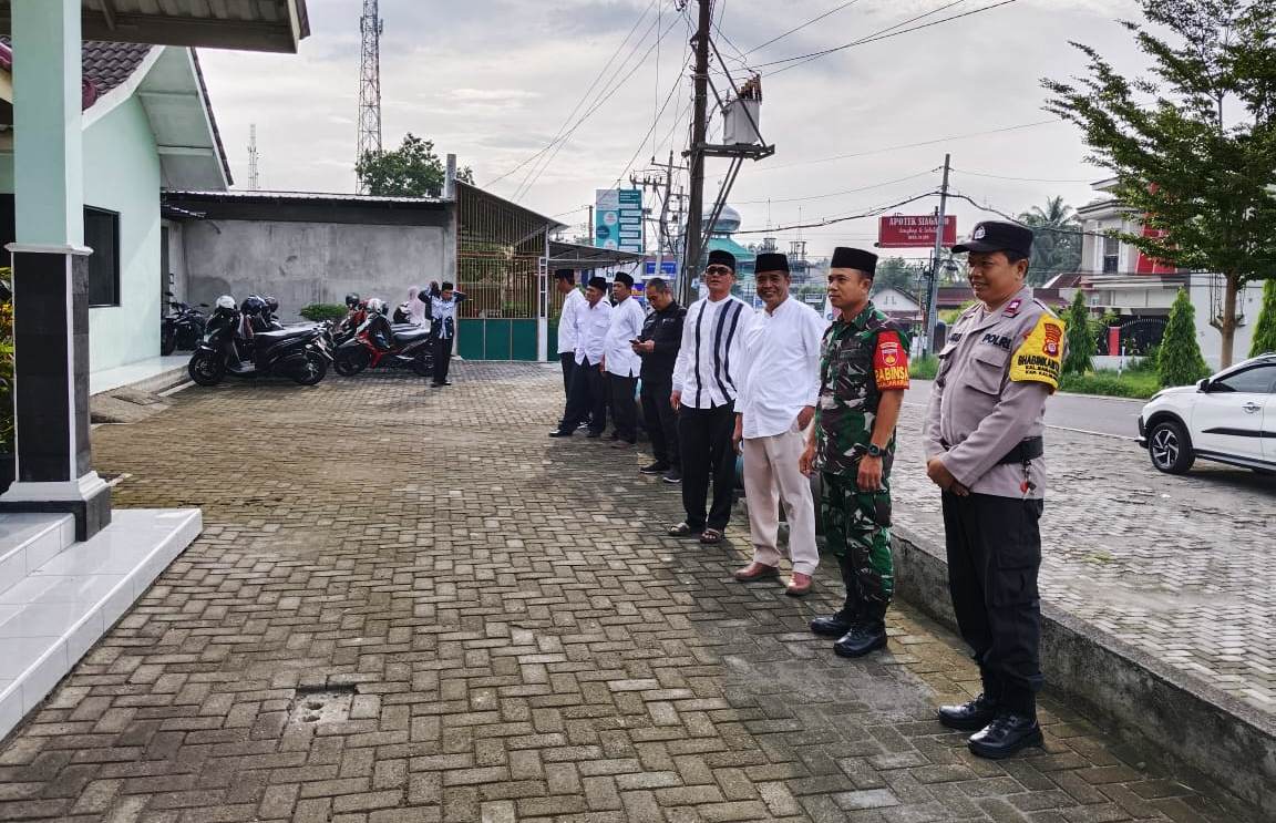 Danramil Kalibawang Beserta Babinsa Banjararum Hadiri Pengajian Pejabat dan Aparat