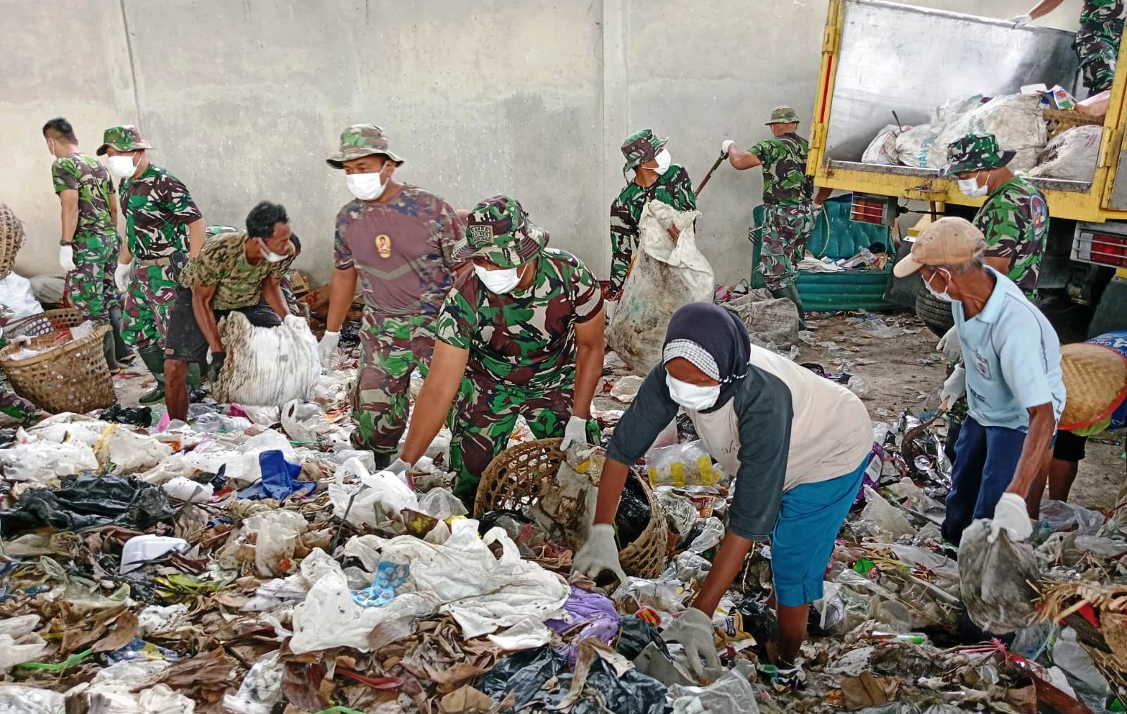 Kodim 0731/Kulon Progo Karya Bakti Pembersihan TPS Banyunganti Kaliagung Sentolo