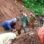 Babinsa Sidoharjo Bersama Warga Bersihkan Longsoran Tanah