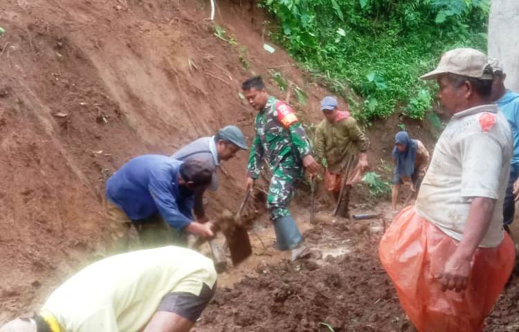 Babinsa Sidoharjo Bersama Warga Bersihkan Longsoran Tanah