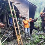 Babinsa Kembang Bersama Warga dan Relawan Pengkondisian Pohon Tumbang