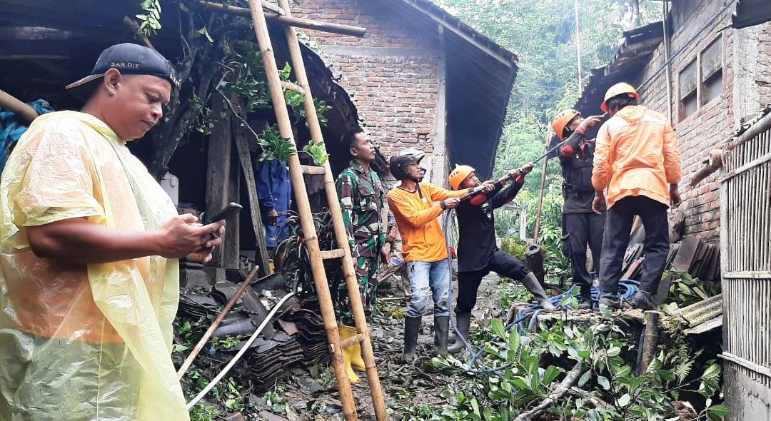 Babinsa Kembang Bersama Warga dan Relawan Pengkondisian Pohon Tumbang