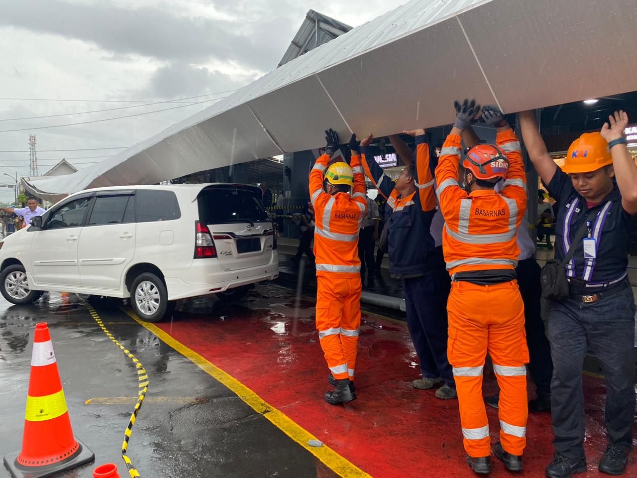 Kanopi Drop Zone Stasiun Tugu Roboh Akibat Hujan Deras Disertai Angin Kencang, KAI Minta Maaf