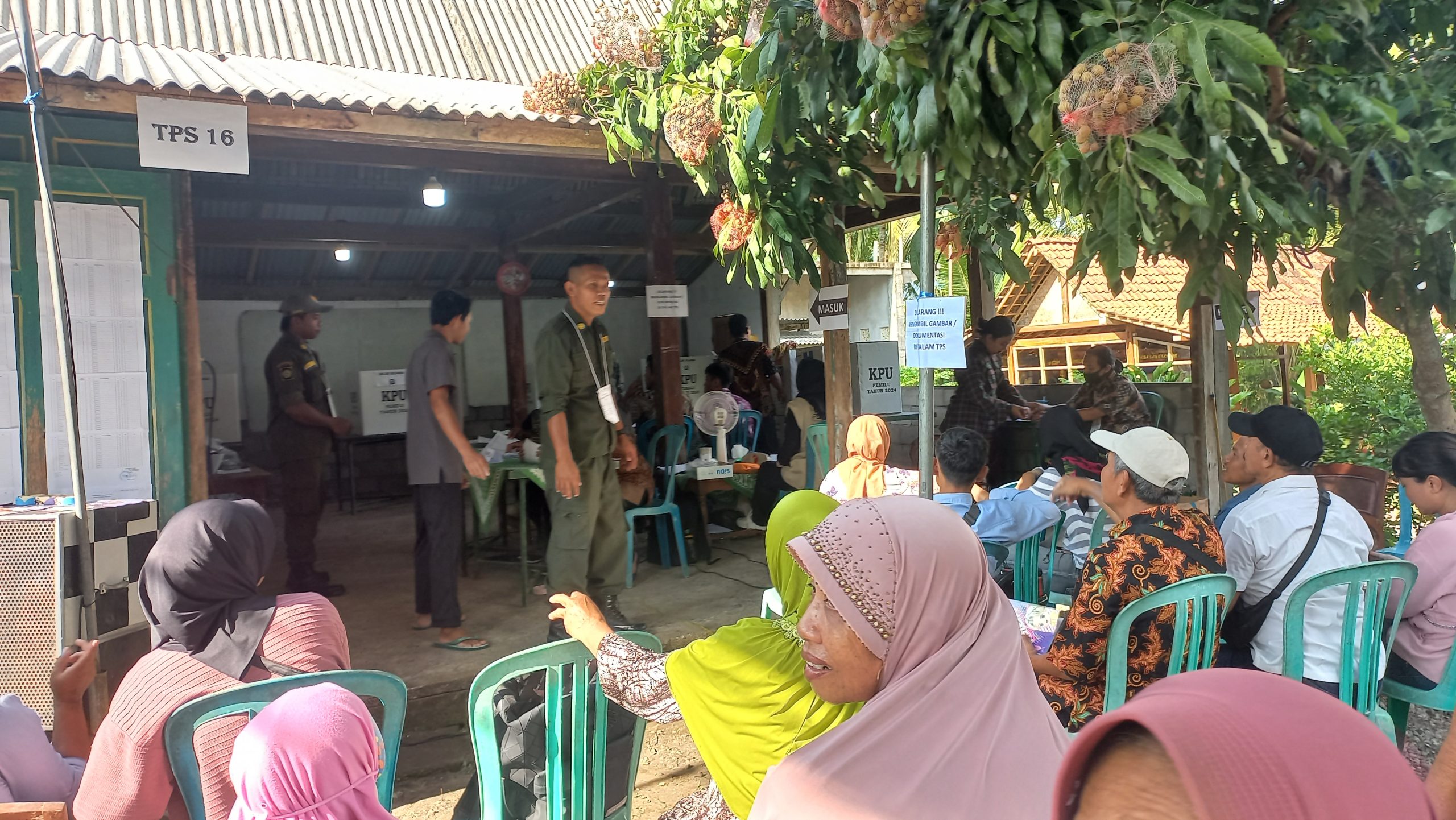 Antusias Nyoblos, Warga Datangi TPS Sebelum Jam 7