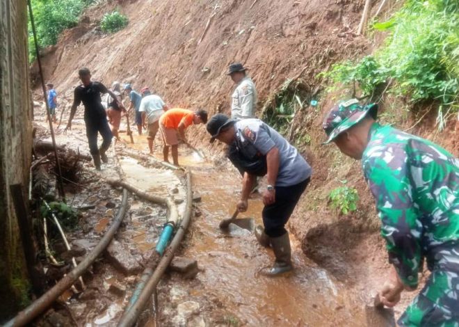 Anggota Koramil Samigaluh Kerja Bakti Pembersihan Longsoran Tanah