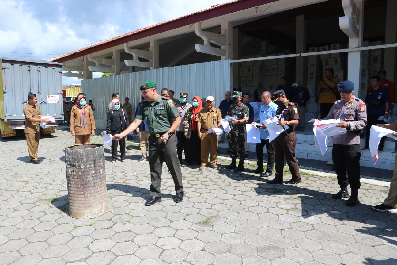 Dandim Kulon Progo Saksikan Pemusnahan Surat Suara Rusak Pemilu 2024