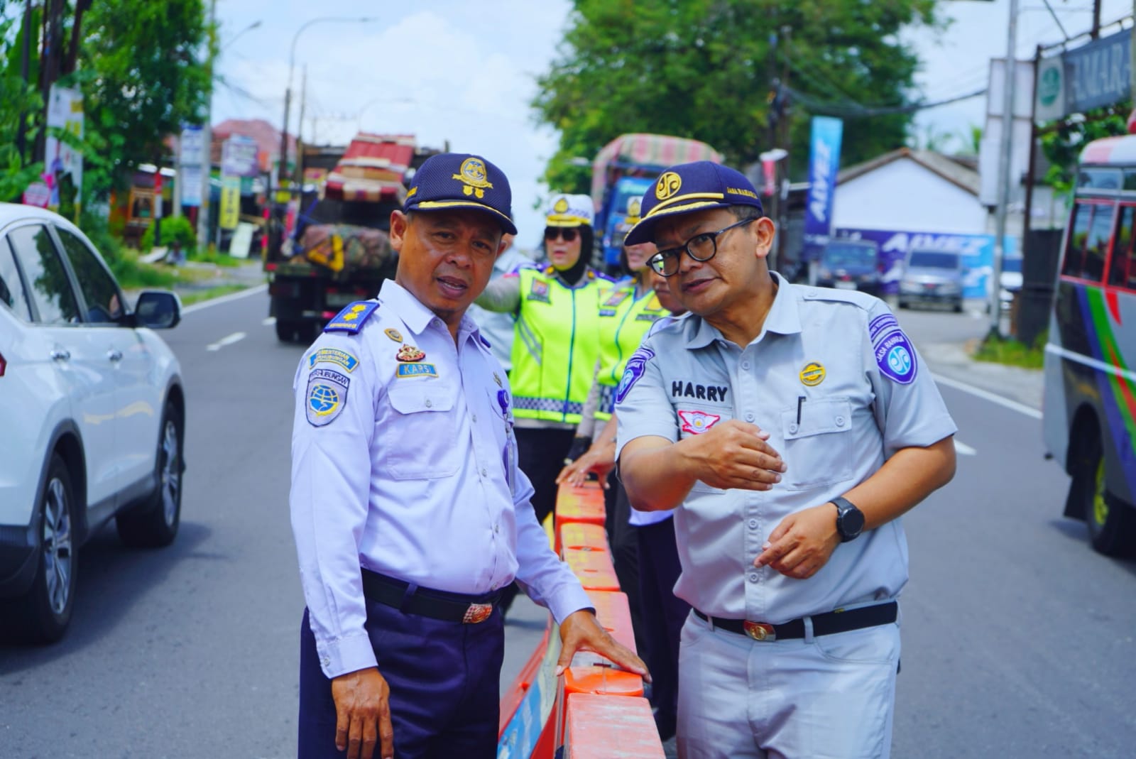 Jasa Raharja Cabang Yogyakarta Berkolaborasi Bersama Pilar Keselamatan Dalam Tinjauan Lapangan dan Pemasangan Kembali Water Barrier