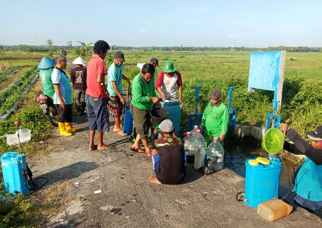 Babinsa Karangwuluh Dampingi Gerdal OPT Benih Padi