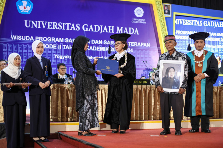 Pak Jono, Bu Ngadinah Wakili Putrinya Wisuda di UGM