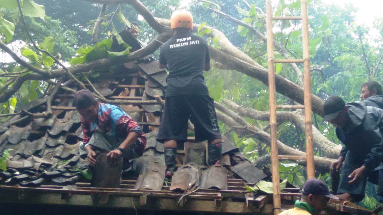 Babinsa Jatirejo Bersama Warga Bantu Kerja Bakti Pengkondisian Pohon Tumbang Akibat Hujan Angin