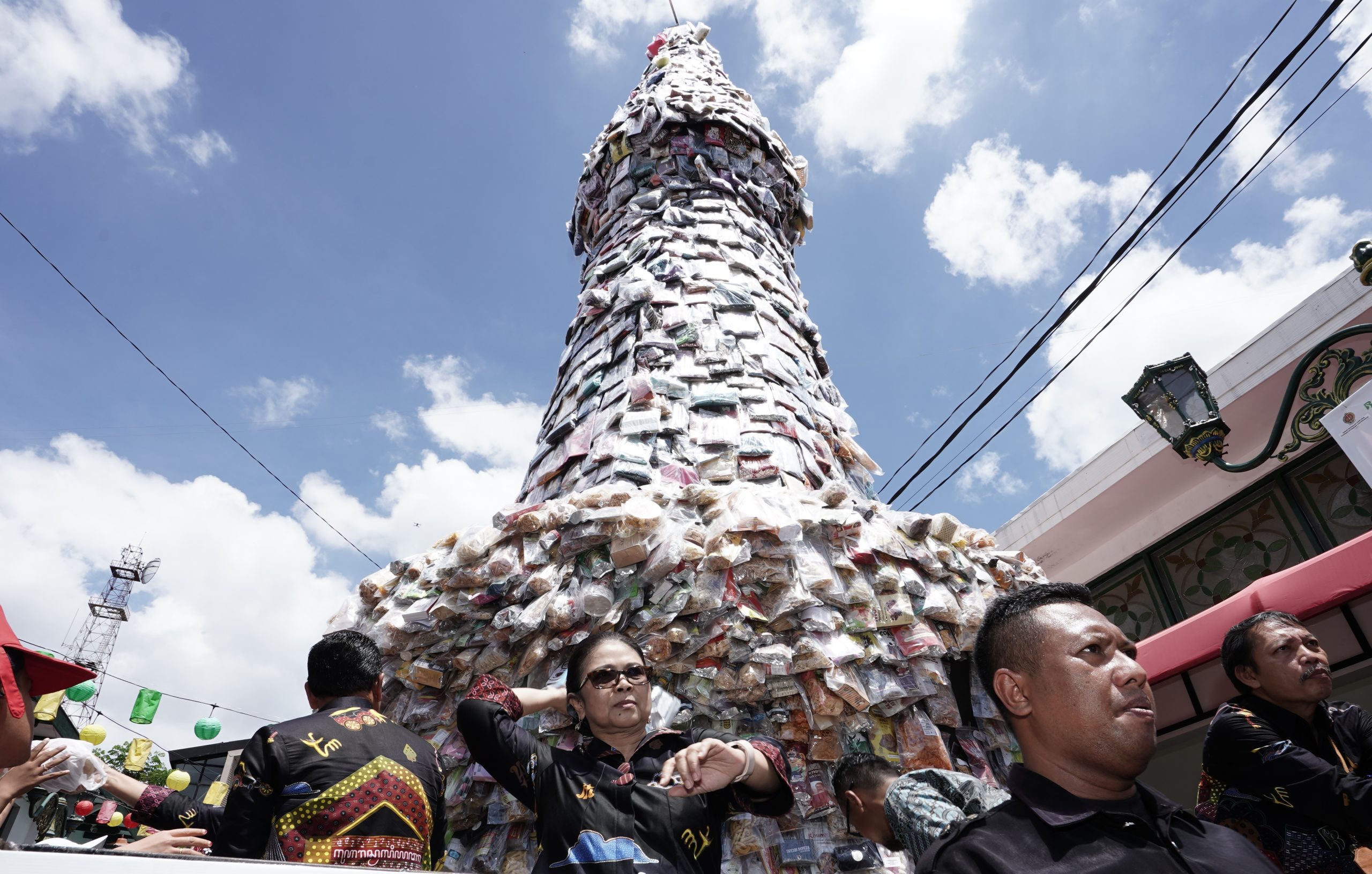 Pecahkan Rekor MURI, Pedagang Teras Malioboro Buat Gunungan Oleh-Oleh Setinggi 11 Meter