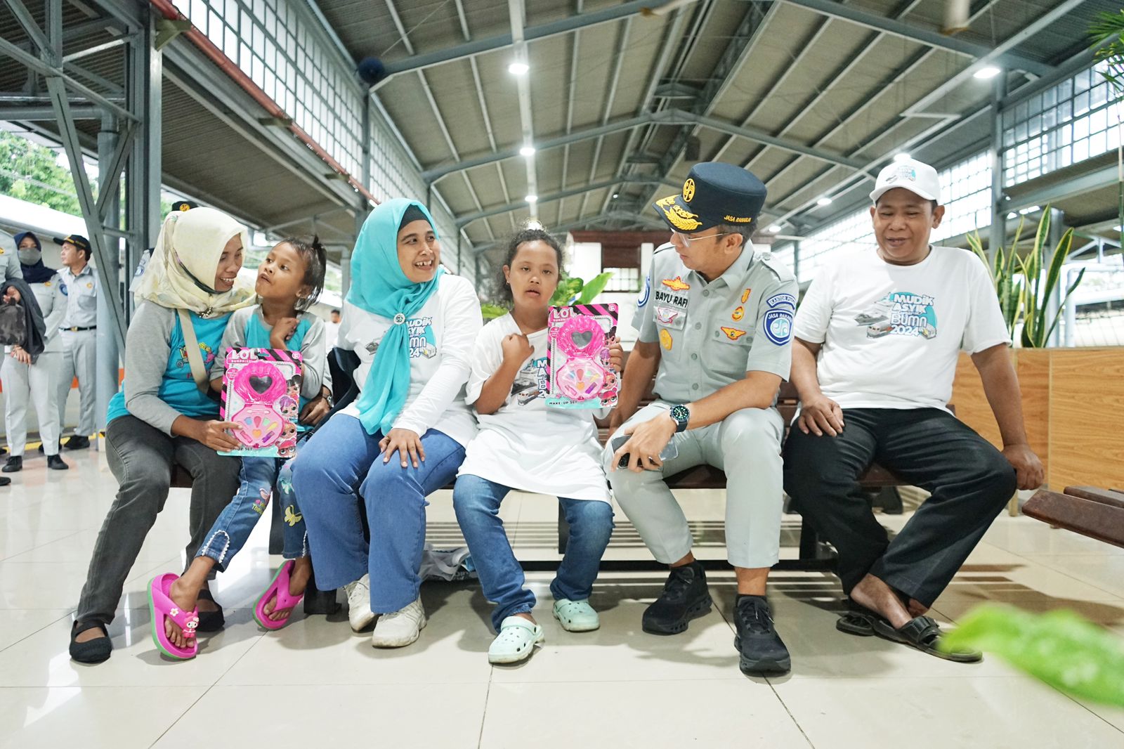 Jasa Raharja Berangkatkan Disabilitas Peserta Mudik Gratis Moda Kereta Api dari Stasiun Senen