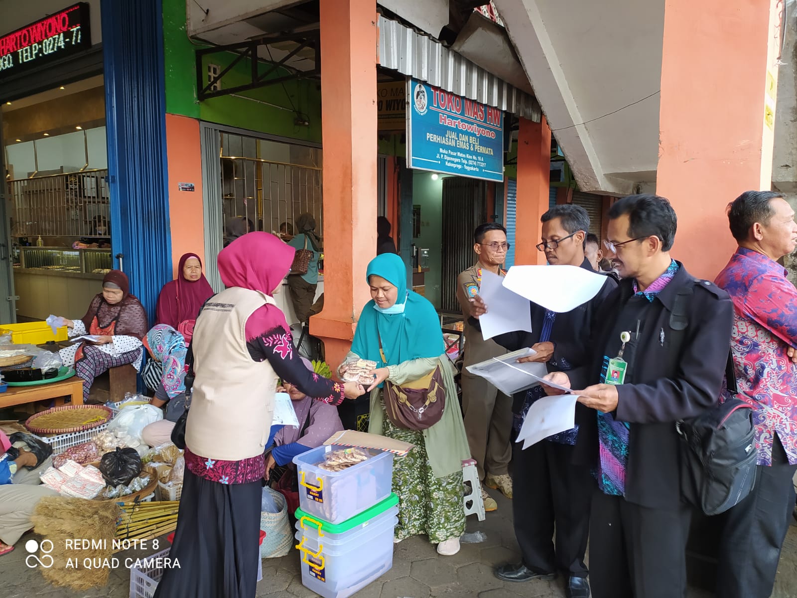 Kankemenag Kulon Progo Lakukan Pengawasan Sertifikat dan Label Halal di Pasar Tradisional & UKM