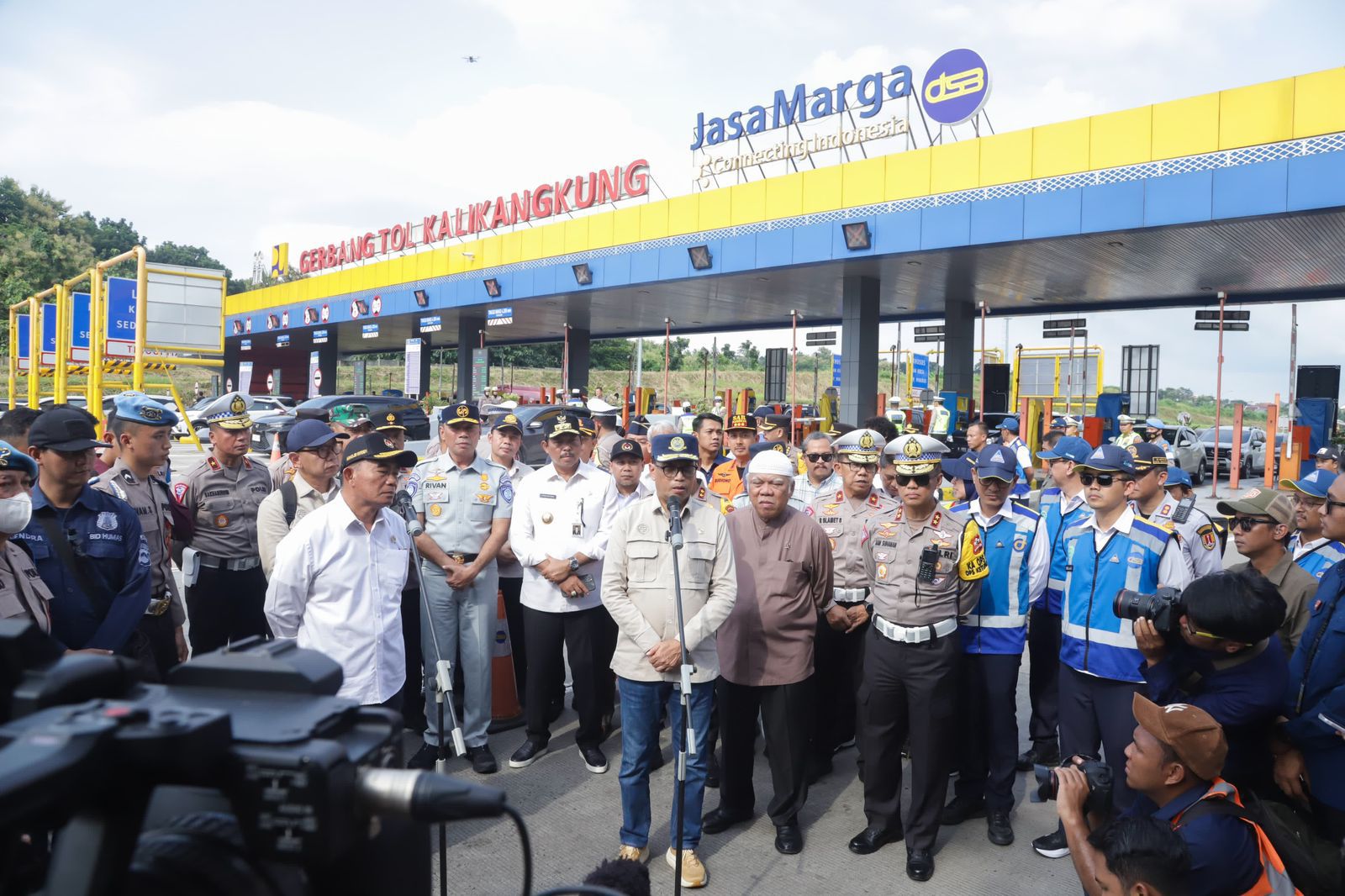 Turut Serta Lepas Arus Balik One Way, Rivan A. Purwantono Imbau Pemudik Kooperatif Ikuti Arahan Petugas