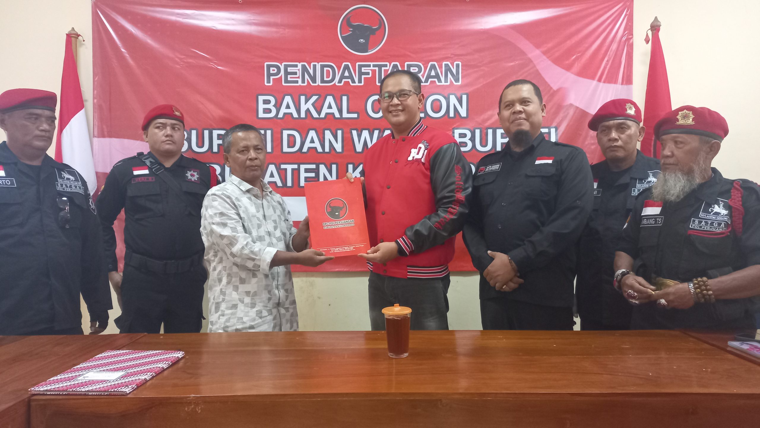 Sutedjo Ambil Formulir Bakal Calon Bupati di DPC PDI Perjuangan Kulon Progo