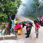 Babinsa Bendungan Dampingi Kegiatan Fogging Basmi Sarang Nyamuk