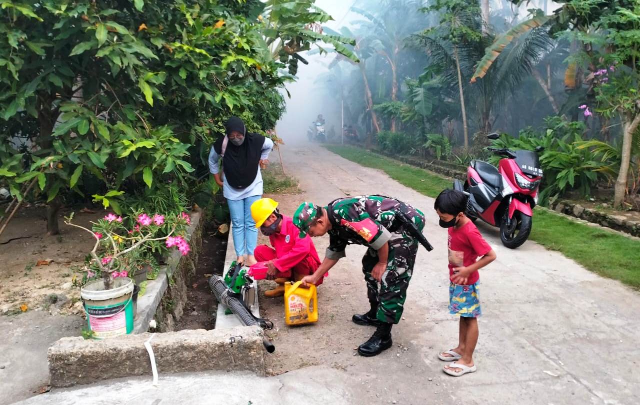 Babinsa Bendungan Dampingi Kegiatan Fogging Basmi Sarang Nyamuk