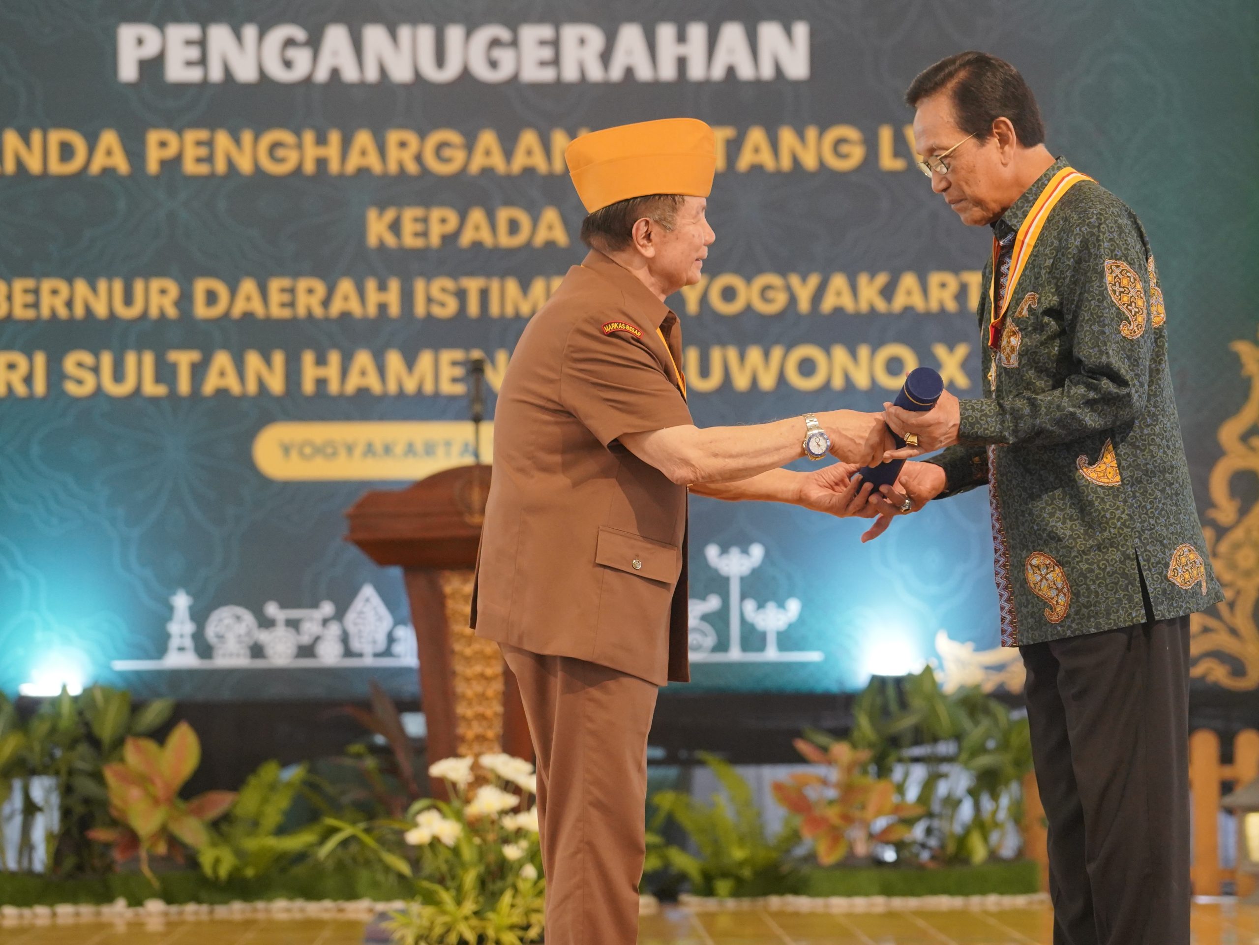 Sri Sultan HB X Terima Tanda Penghargaan Bintang LVRI