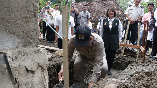 Warga Jatirejo Terima Bantuan Sosial Program Rumah Sejahtera Terpadu (RST)