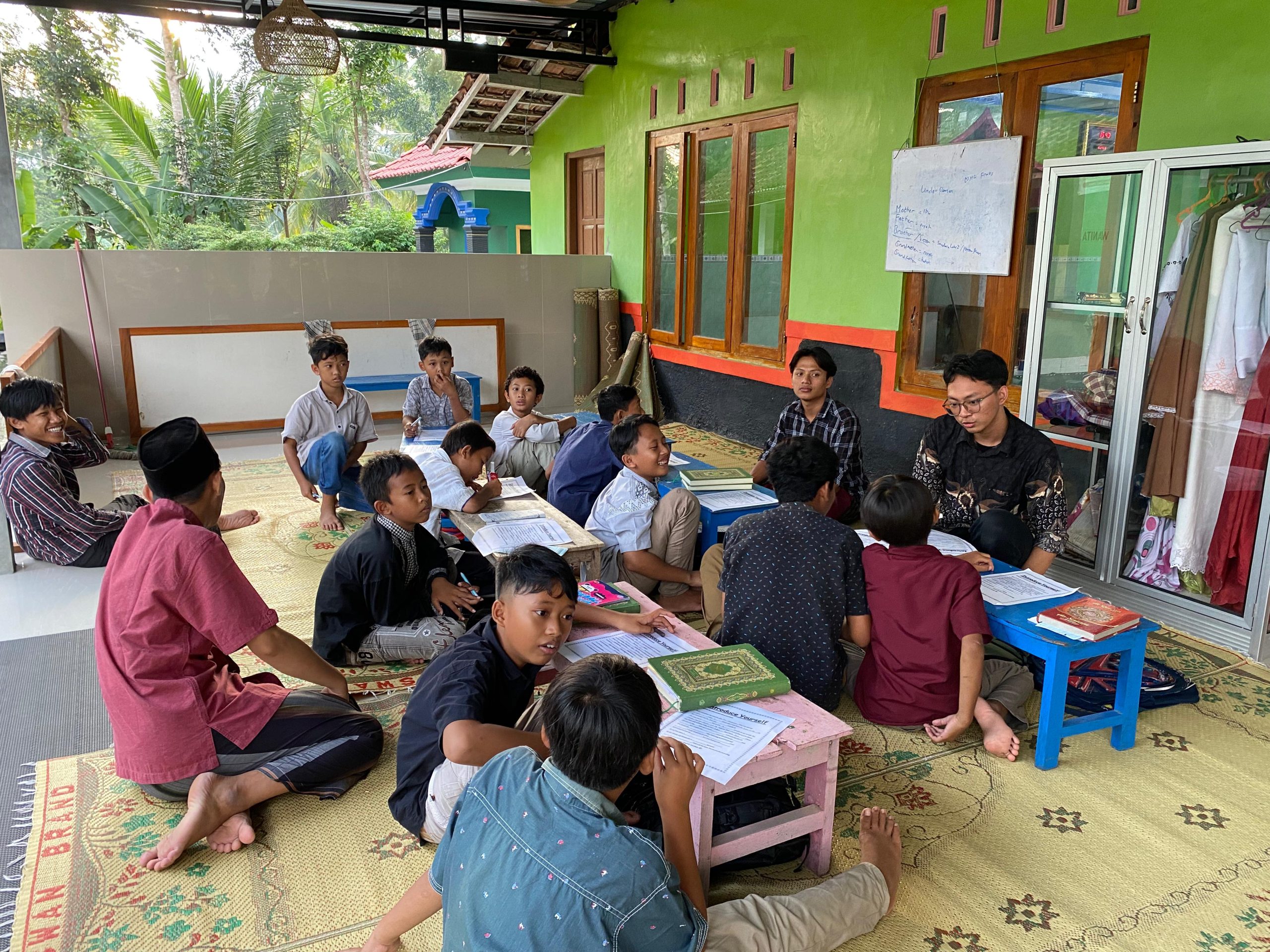 Santri TPA Al Huda Belajar Bahasa Inggris Bersama Mahasiswa UPN Veteran Yogyakarta