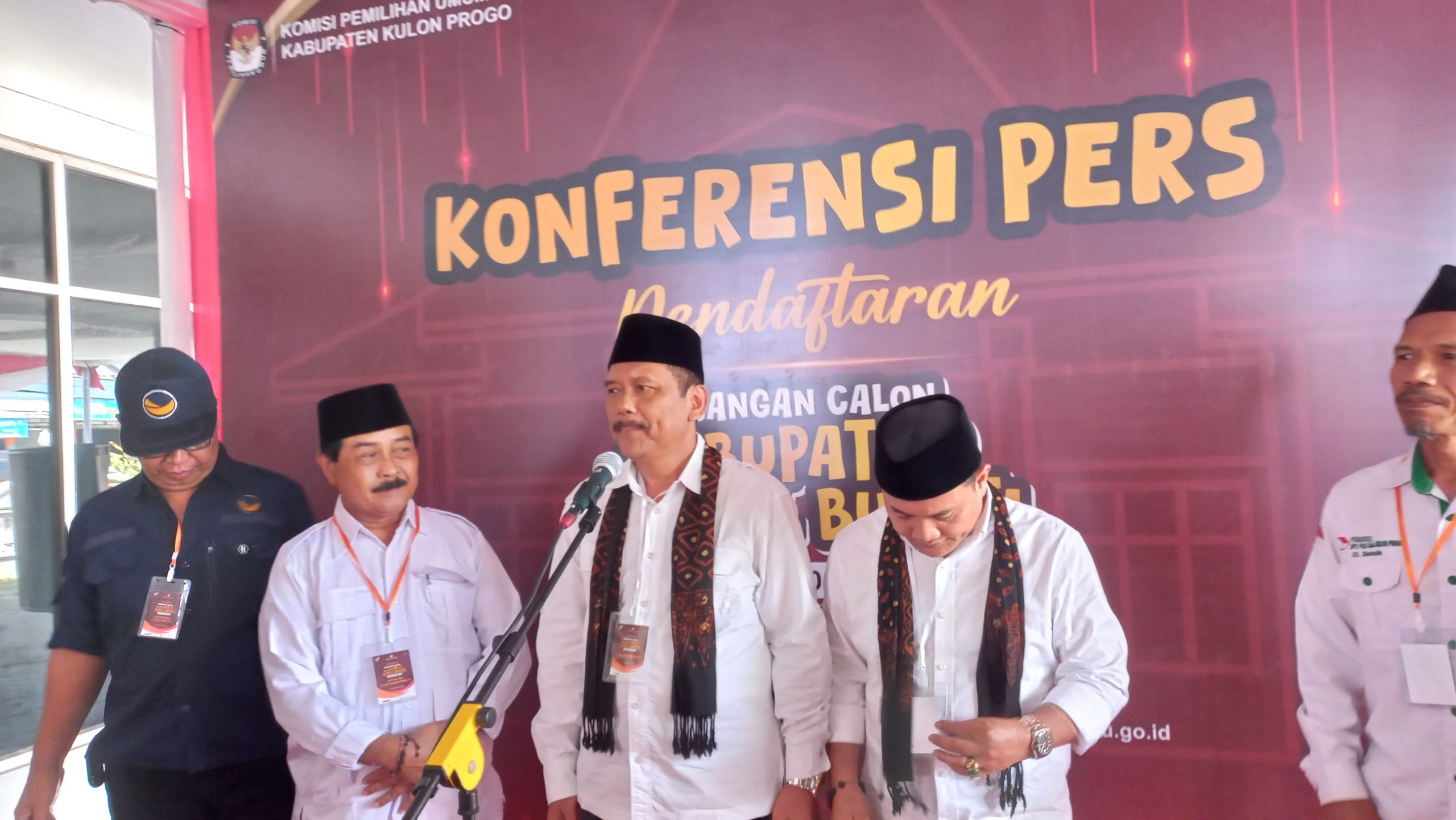 2 Jam Diperiksa, Berkas Pendaftaran Pasangan bakal calon Bupati – Wakil Bupati Kulon Progo, Marijo – Yusron Martofa Dinyatakan Lengkap