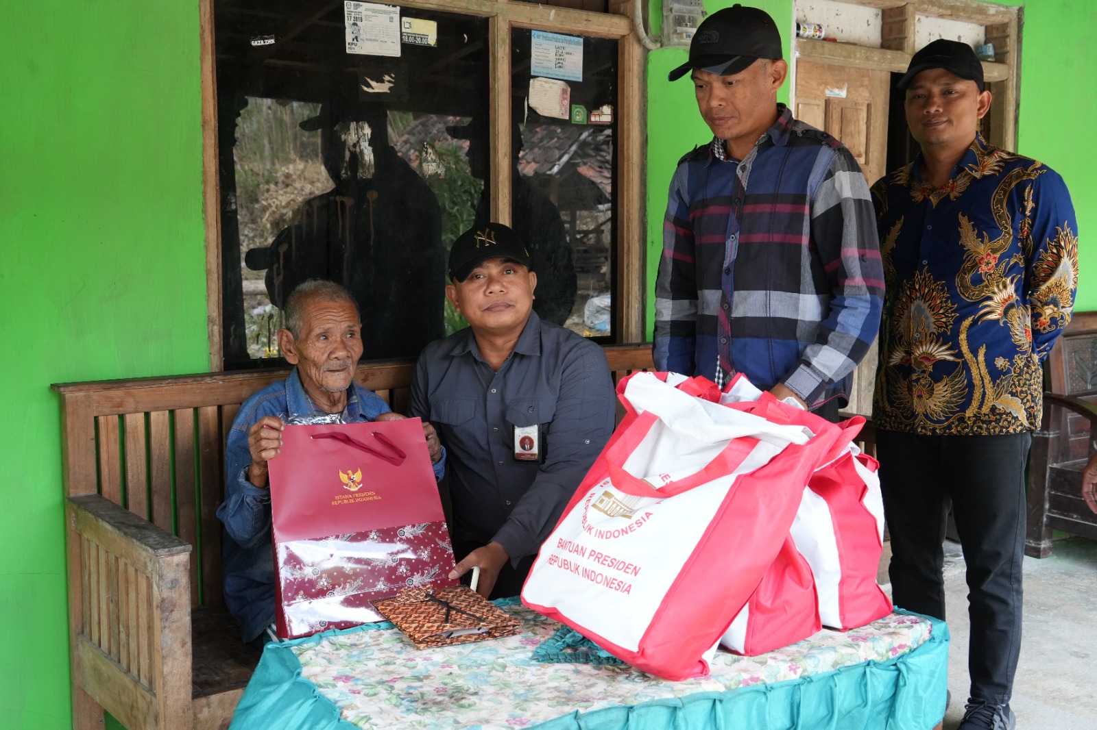 Sempat Viral, Mbah Partono, Pedagang Mainan Tradisional di Pasar Bringharjo Terima Bantuan Presiden RI