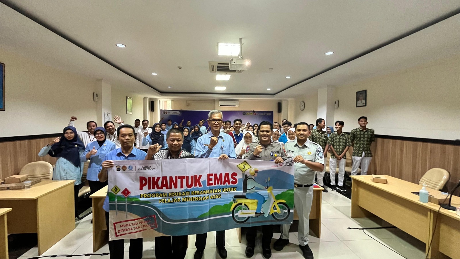 Tim Pembina Samsat Kulon Progo Laksanakan Kegiatan Pikantuk Emas Di 10 Sekolah SMA/K dan MAN di Kulon Progo