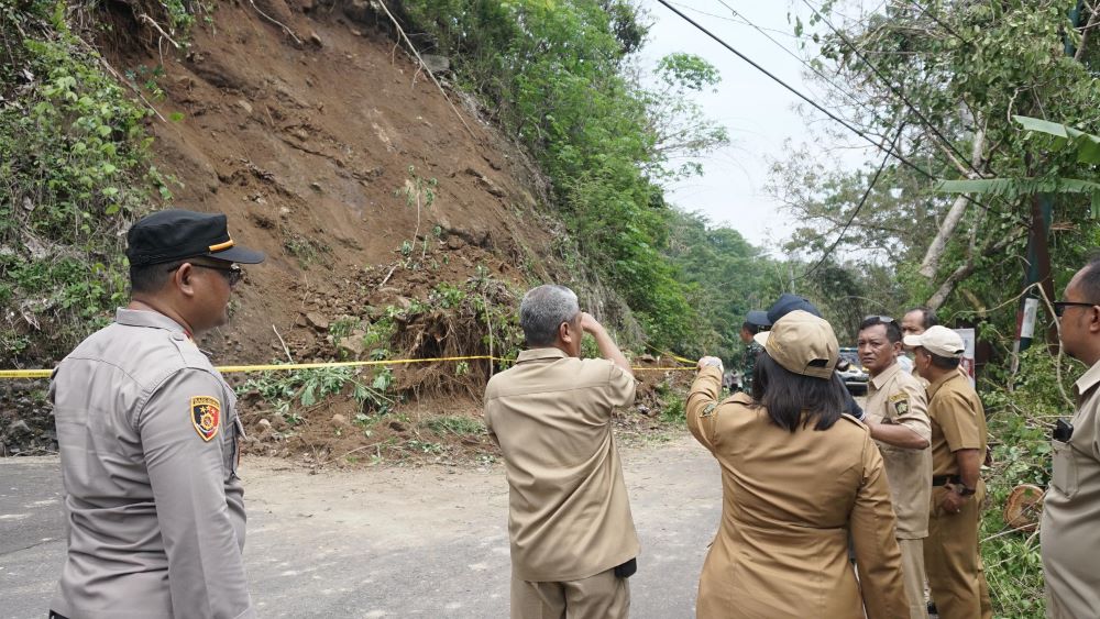 Penjabat Bupati Tinjau Longsor Samigaluh