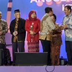 Ketua Komisi A DPRD DIY Terima Penghargaan KPID Award sebagai Inisiator Perda Penyiaran 