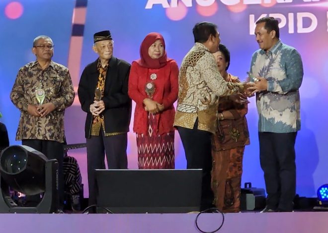 Ketua Komisi A DPRD DIY Terima Penghargaan KPID Award sebagai Inisiator Perda Penyiaran 