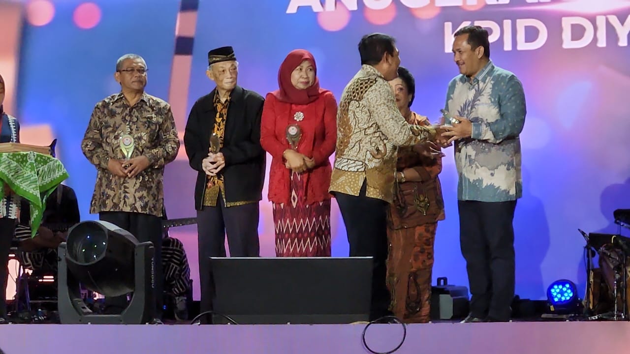 Ketua Komisi A DPRD DIY Terima Penghargaan KPID Award sebagai Inisiator Perda Penyiaran 