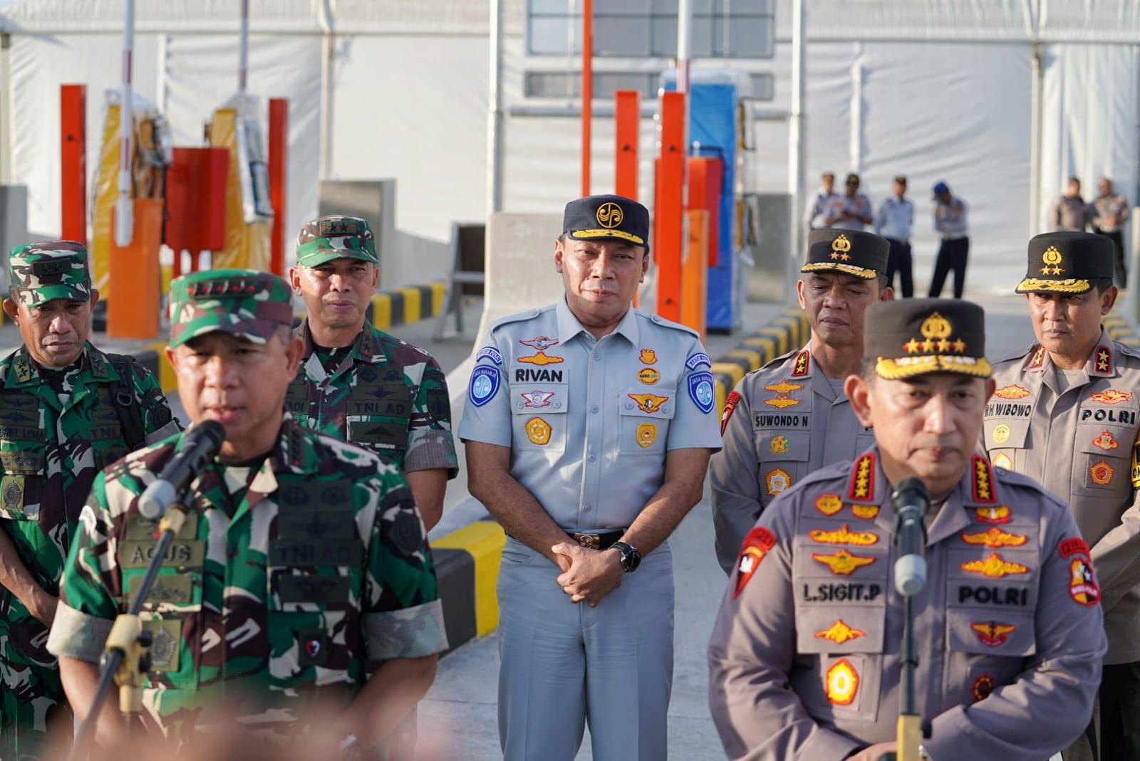 Pastikan Kesiapan Pengamanan Nataru, Dirut Jasa Raharja Dampingi Kapolri dan Panglima TNI Tinjau Gerbang Tol Prambanan