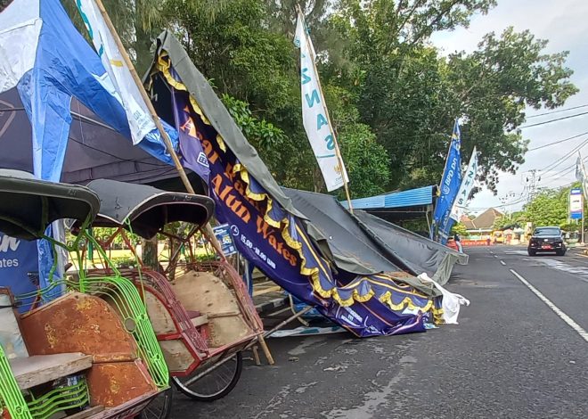 Diduga Terpengaruh Mihol, Pengemudi Pick Up Tabrak Tenda Pasar Ramadan